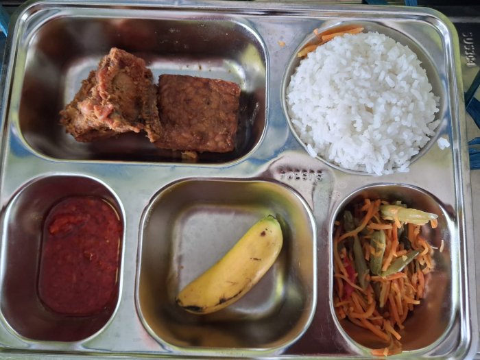 Jumat Sehat! Siswa MTsN 2 Sungai Penuh Nikmati Makan Bergizi Gratis dari Pemerintah