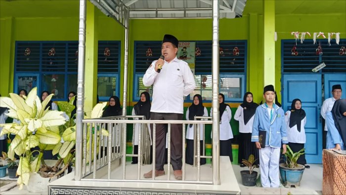 Amanat Penuh Makna: Pembina Upacara MTsN 2 Sungai Penuh Tekankan Pentingnya Membaca