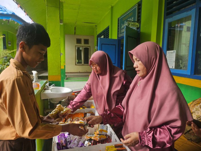 Serunya Aktivitas Belanja Siswa di Kantin MTsN 2 Sungai Penuh