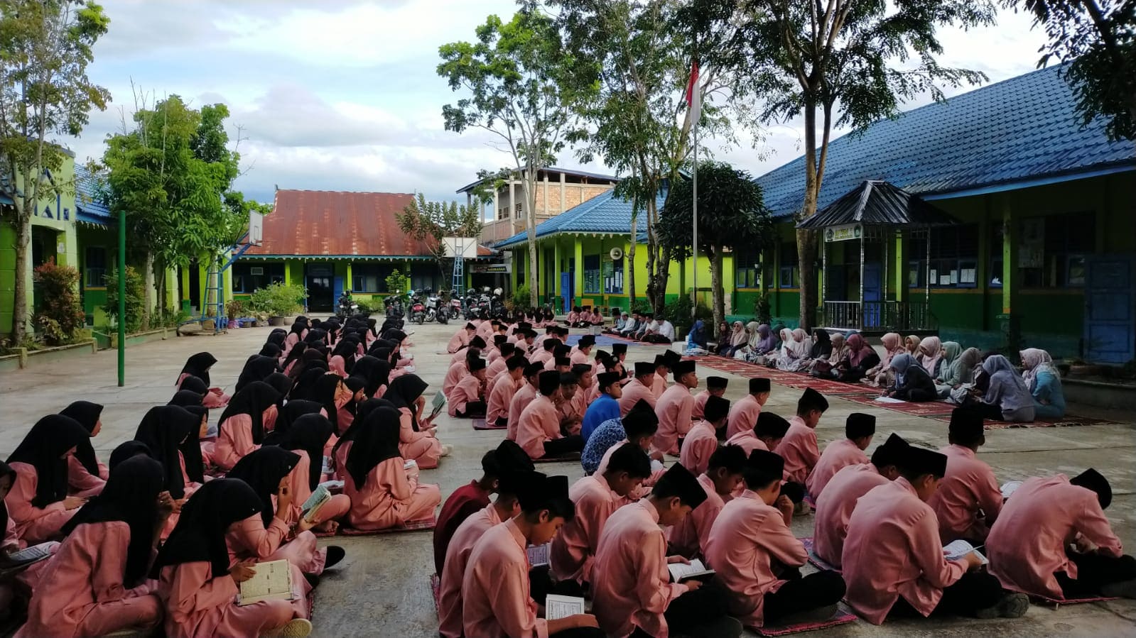 MTsN 2 Sungai Penuh Gelar Yasinan Rutin Jumat Pagi