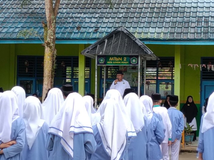 Apel Pagi Jadi Momentum Pembinaan Karakter di MTsN 2 Sungai Penuh