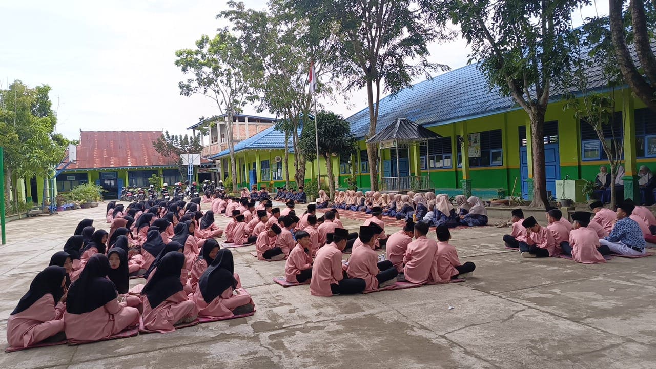 Kegiatan Keagamaan Rutin Yasinan Jum'at Pagi MTsN 2 Sungai Penuh