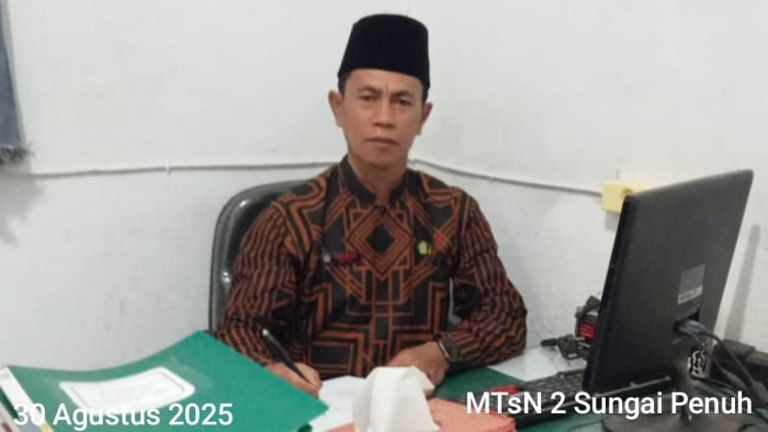Wakil Kepala Madrasah Bidang Kesiswaan MTsN 2 Sungai Penuh Melakukan Validasi Peserta Olimpiade Madrasah Indonesia (OMI)