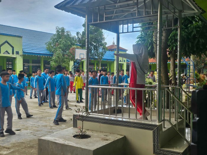 Ciptakan Tubuh Sehat dan Jiwa Gembira, MTsN 2 Sungai Penuh Adakan Senam Bersama Siswa Siswi