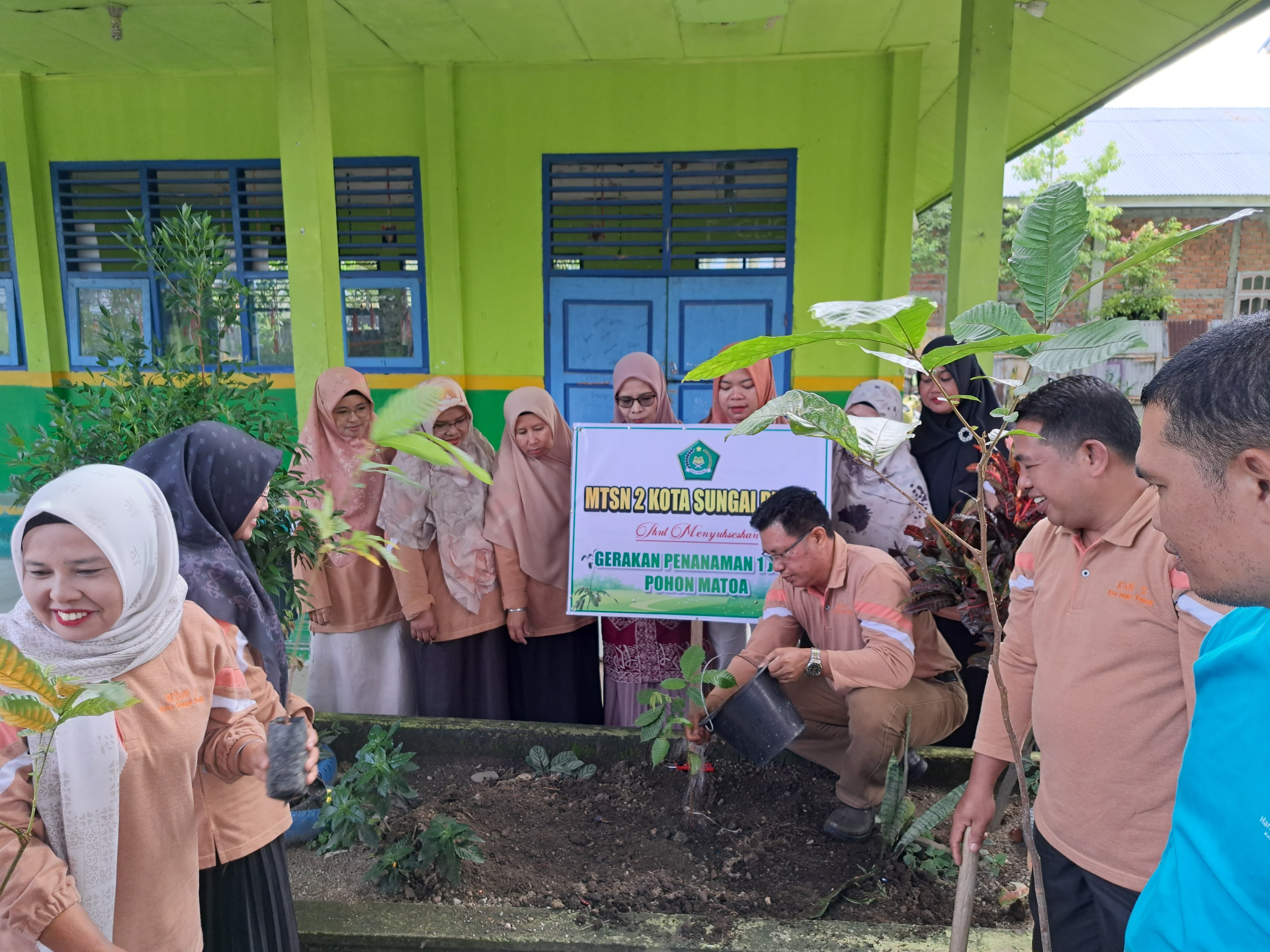 MTsN 2 Sungai Penuh Rayakan Hari Bumi dengan Penanaman Pohon Matoa