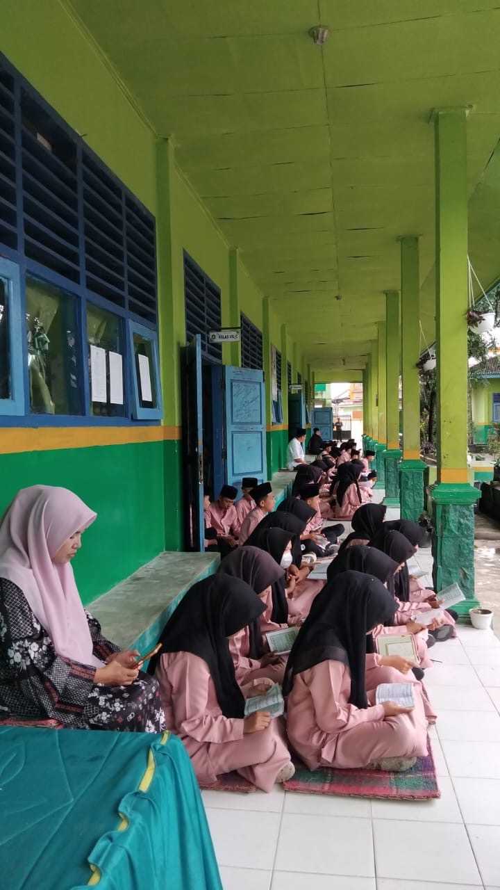 Semangat Rutinitas Yasinan siswa-siswi MTsN 2 Sungai Penuh : Tak Terhalang Hujan