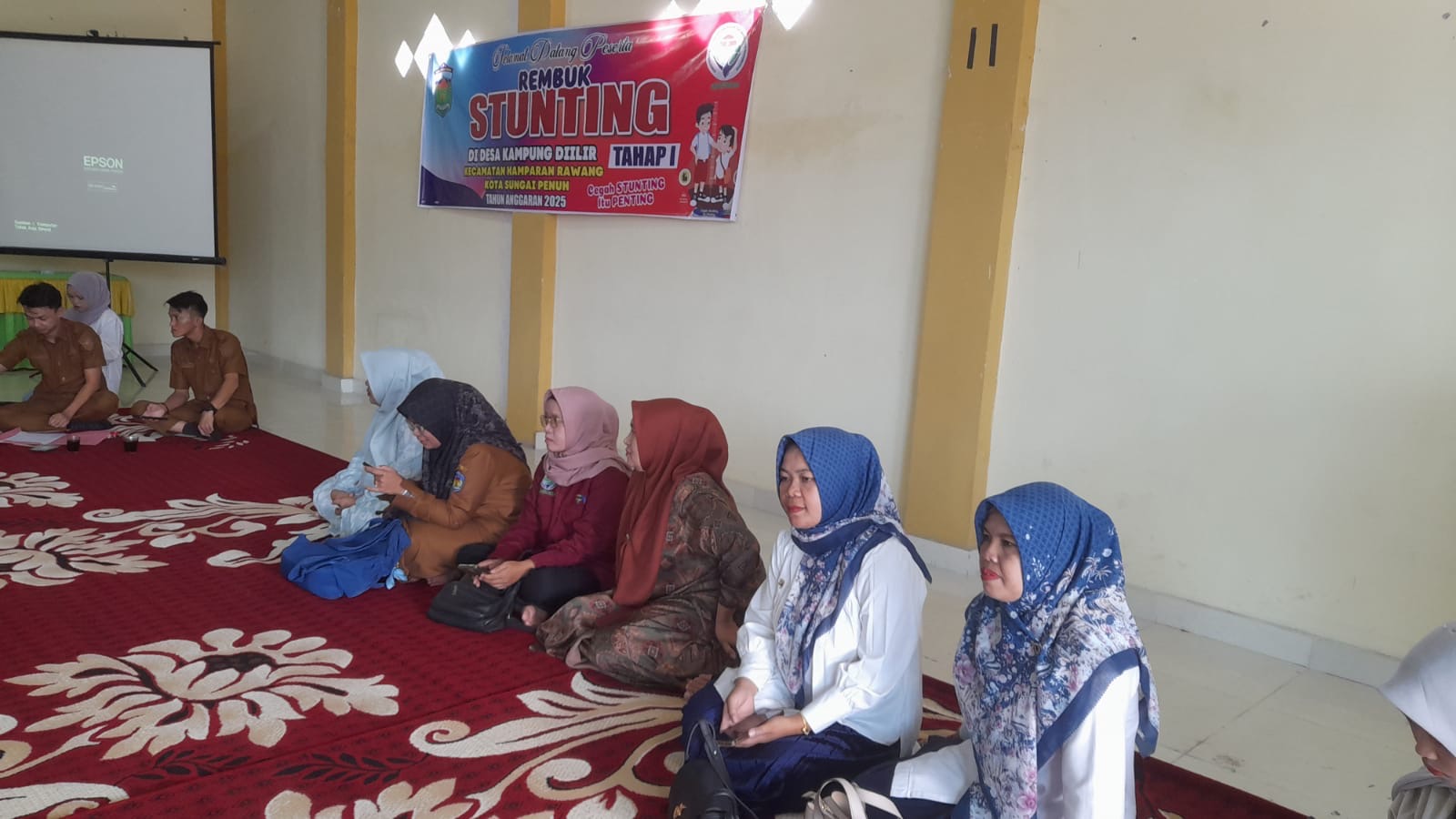 Beberapa guru MTsN 2 Sungai Penuh Mengikuti Musrembangdes dan Rembug Stunting Tahap 1 di Desa Kampung Diilir 