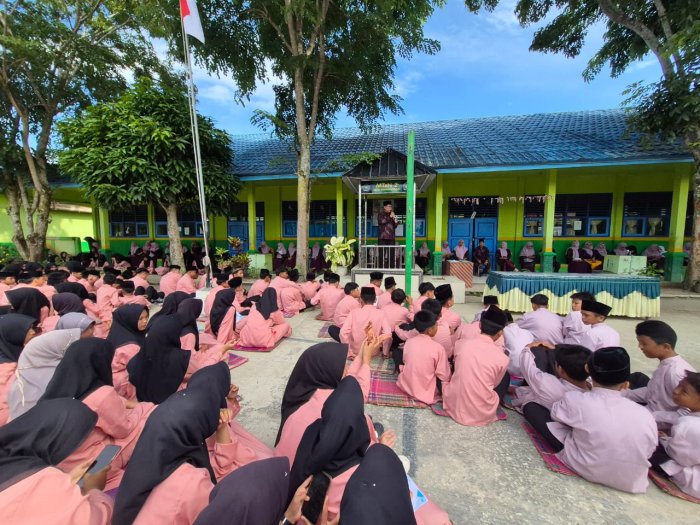 Inovatif, MTsN 2 Sungai Penuh Libatkan Ayah dalam Pembagian Rapor Semester Ganjil