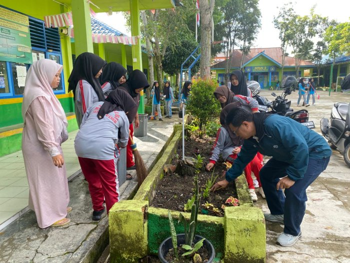 Implementasi Kurikulum Berbasis Cinta, Kepala Madrasah Pimpin Gotong Royong Bersihkan madrasah