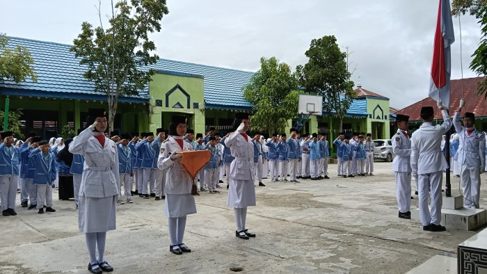 MTsN 2 Sungai Penuh Gelar Upacara Hari Pahlawan, Pembina Tekankan Keteladanan Para Pahlawan