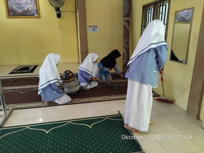 Ciptakan Lingkungan Ibadah yang Nyaman, Siswi MTsN 2 Sungai Penuh Bersihkan Mushalla
