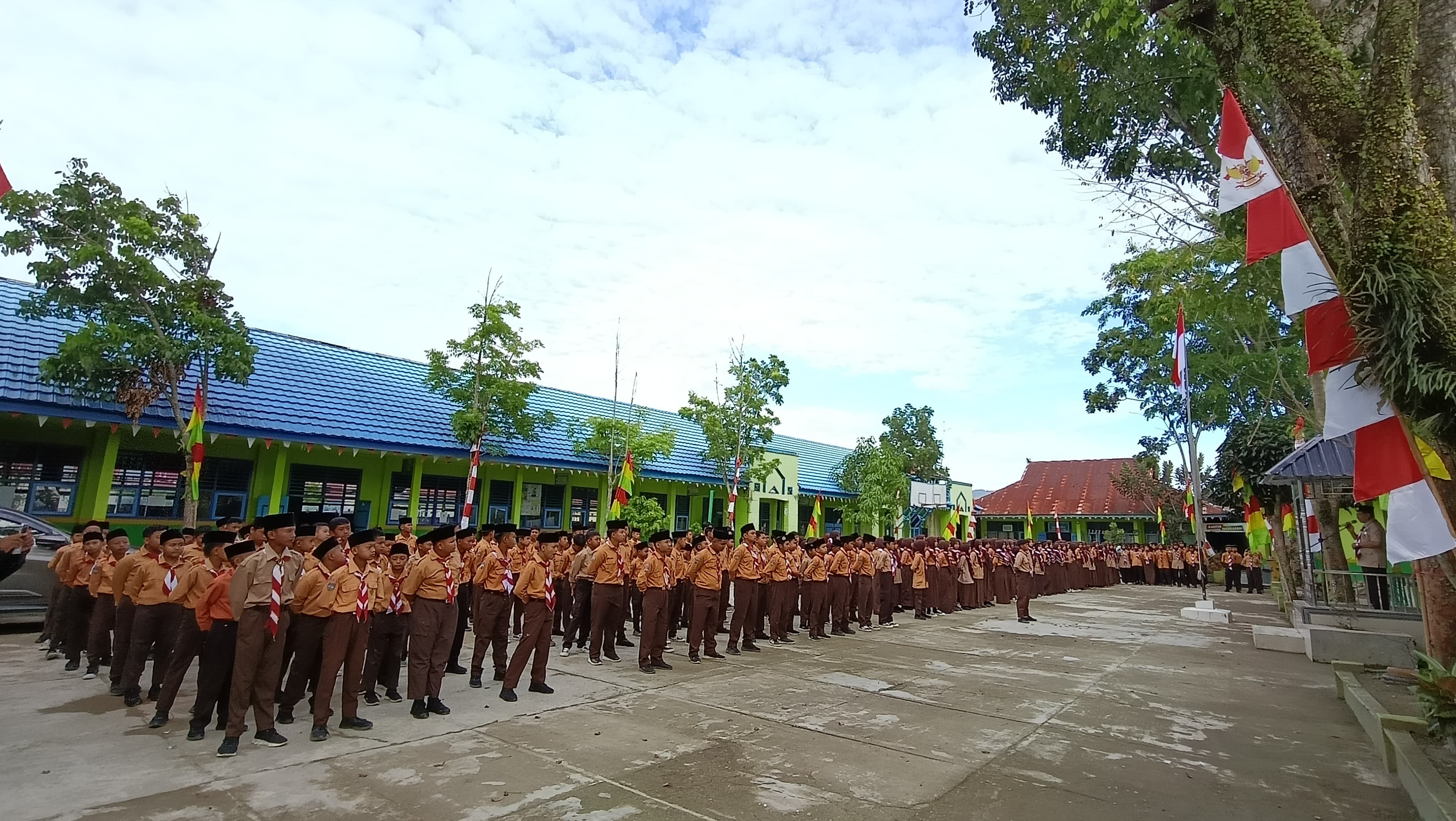 Apel Pagi Spesial MTsN 2 Sungai Penuh Peringatan Hari Pramuka ke-64, Serahkan Sertifikat  Penggalang