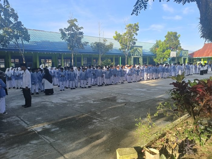 Wujudkan Rasa Cinta Tanah Air, MTsN 2 Sungai Penuh Gelar Upacara Bendera