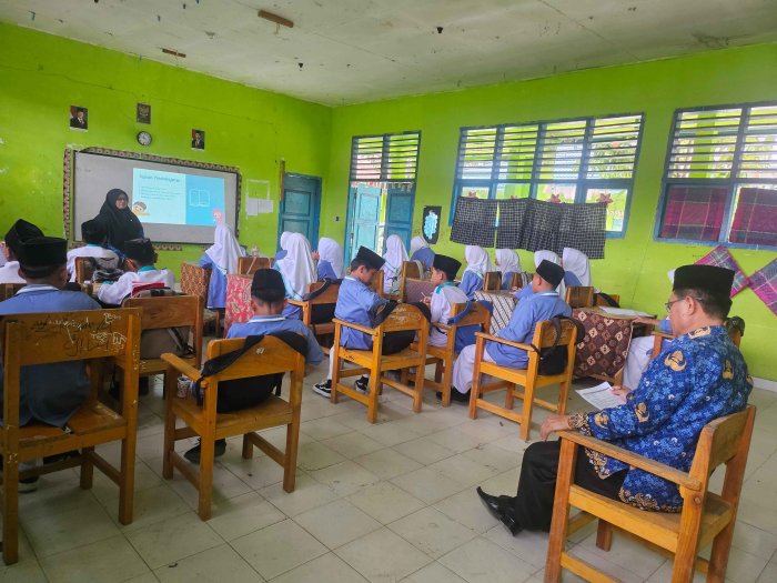 Wujudkan Pembelajaran Berkualitas, Kepala MTsN 2 Sungai Penuh Supervisi Guru Matematika