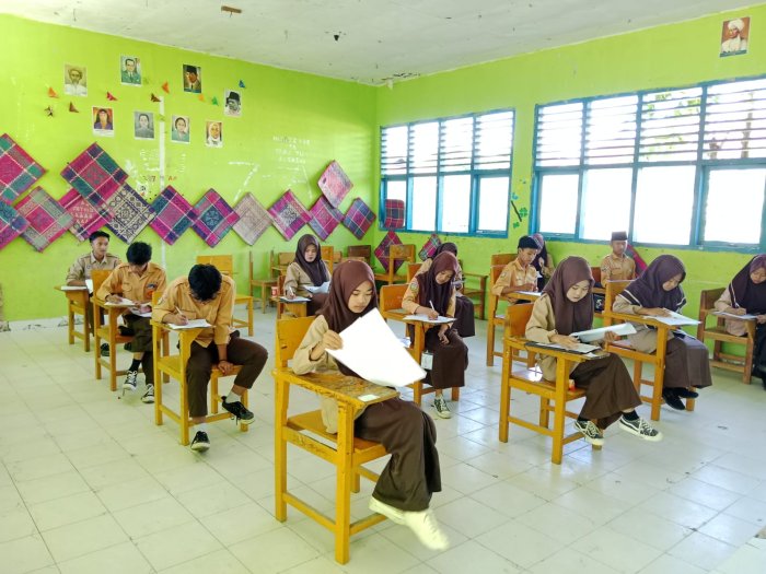 Fokus Menuju Kelulusan, Siswa MTsN 2 Sungai Penuh Ikuti Ujian Hari Keempat dengan Serius