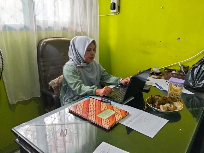 Kepala Tata Usaha MTsN 2  Sungai Penuh dan Staff  Ikuti Zoom Tentang Pembinaan Madrasah Siaga Kependudukan