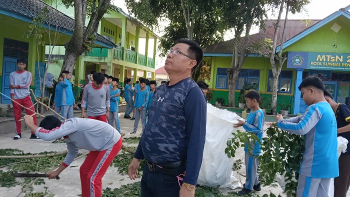 Aksi Nyata! MTsN 2 Sungai Penuh Terapkan Kurikulum Berbasis Cinta  Melalui Gotong Royong Bersama