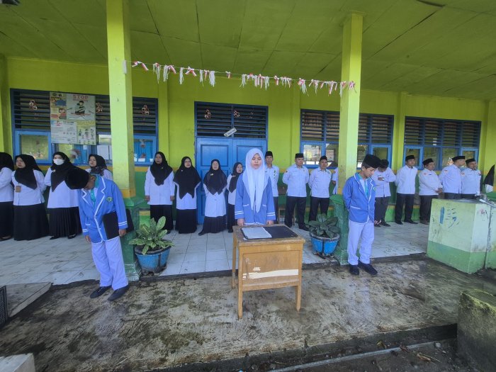 Bangun Karakter Siswa, Kepala MTsN 2 Sungai Penuh Pimpin Upacara Bendera