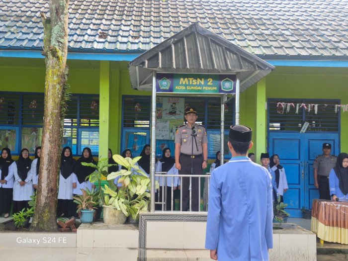 Hadirkan Semangat Baru, Kapolsek Air Hangat Timur Pimpin Upacara di MTsN 2 Sungai Penuh