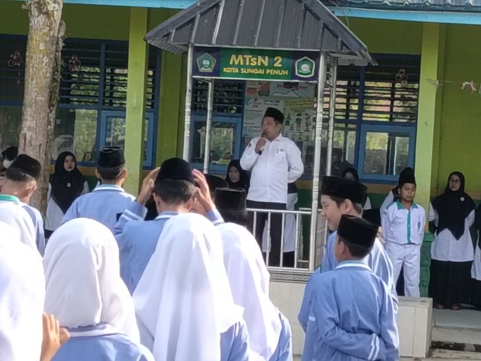 Upacara Senin di MTsN 2 Sungai Penuh, Bapak Julisrianto Tekankan Tiga Peran lembaga Pendidikan