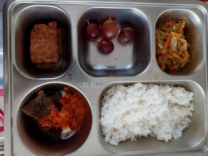 Menu Makan Bergizi Gratis di MTsN 2 Sungai Penuh Selasa 03 februari 2026