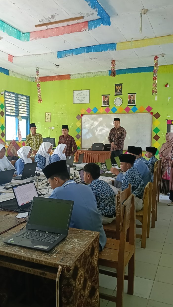 Kepala Kemenag Sungai Penuh Tinjau Lansung Pelaksanaan ANBK di MTsN 2 Sungai Penuh