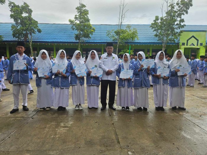 Bangga! MTsN 2 Sungai Penuh Apresiasi 2 Siswi Lolos OMI Provinsi dengan Piagam dan Uang Pembinaan