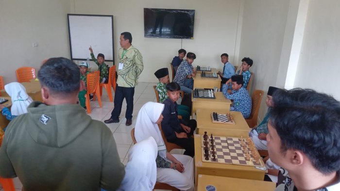 Semangat Berprestasi! Siswa MTsN 2 Sungai Penuh Ikuti Kompetisi di Ponpes Arafah Semangat Berprestasi! Siswa MTsN 2 Sungai Penuh Ikuti Kompetisi di Ponpes Arafah