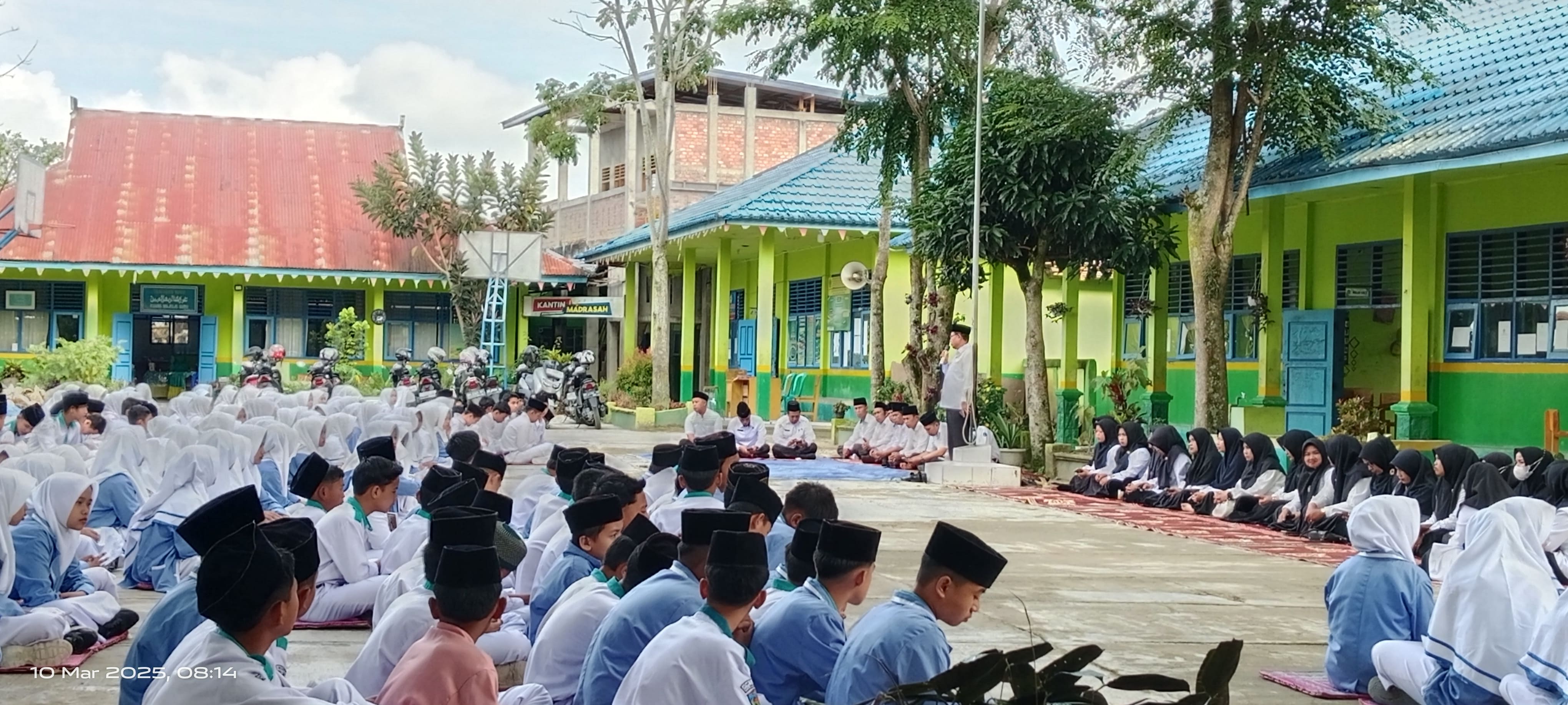 Yasinan, Tahlil dan Do'a Bersama di Lapangan MTsN 2 Sungai Penuh
