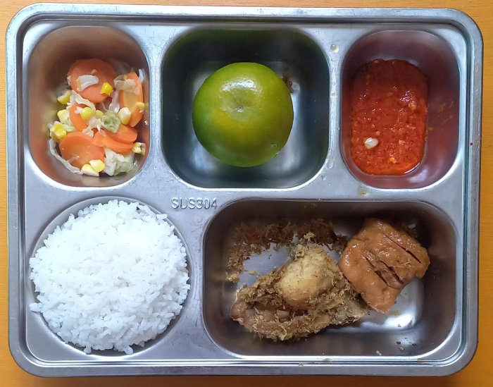 Enak dan Menyehatkan! Siswa MTsN 2 Sungai Penuh Terima Makanan Bergizi Gratis