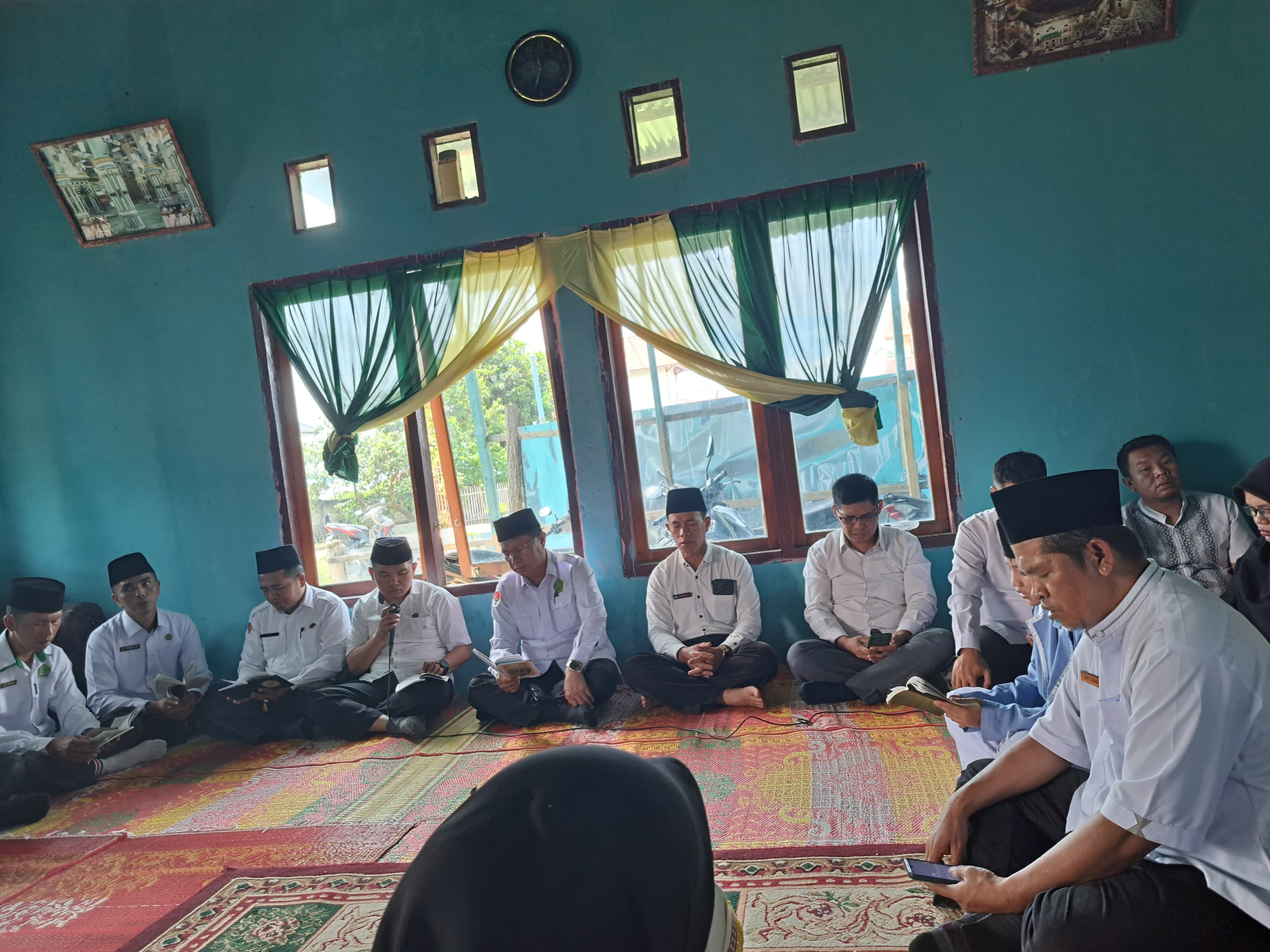 Kunjungan dan Takziah Keluarga Besar MTsN 2 Sungai Penuh ke Rumah Duka Ananda Awal Rayqan Iman