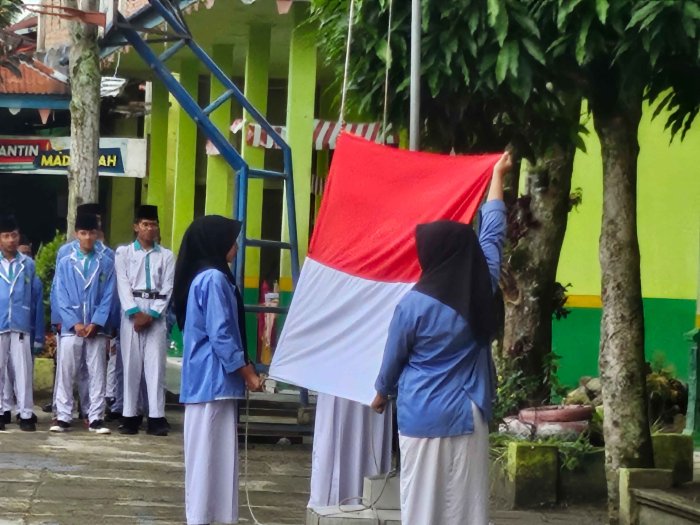 Petugas Kelas IXC Laksanakan Tugas dengan Baik pada Upacara Bendera MTsN 2 Sungai Penuh