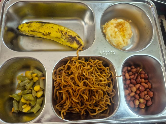 Program Makan Bergizi Gratis (MBG) di MTsN 2 Sungai Penuh, Jumat 12 Desember 2025, Siswa Dapat Dua Menu Sekaligus