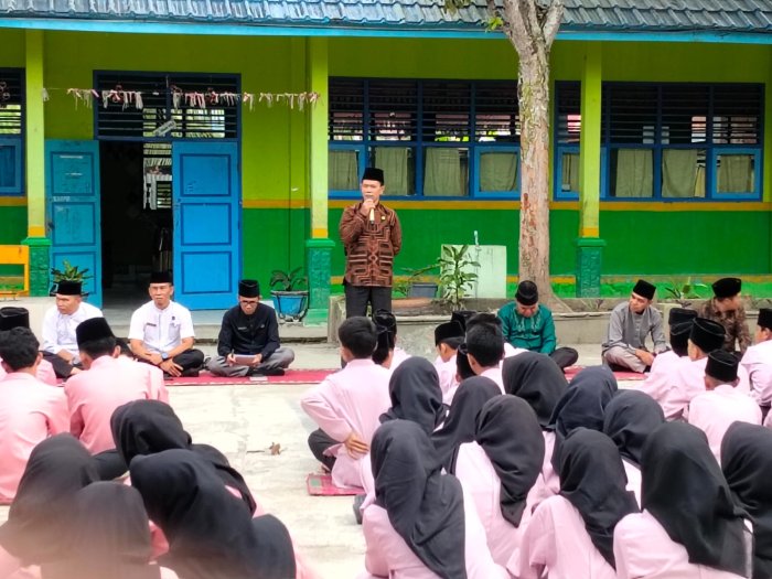 Tiga Amalan Tak Terputus Jadi Pesan Tausiah di Yasinan MTsN 2 Sungai Penuh