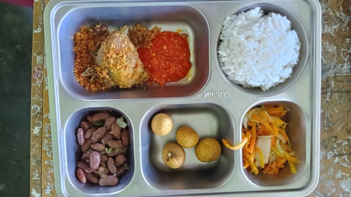 Menu Makan Bergizi Gratis di MTsN 2 Sungai Penuh Kamis, 18 Desember 2025