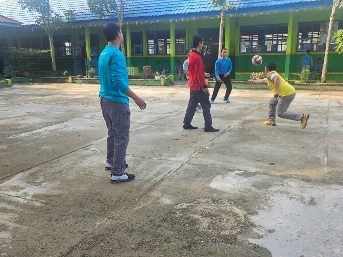 Seru dan Penuh Semangat! Guru dan Siswa MTsN 2 Sungai Penuh Bermain Voli Bersama