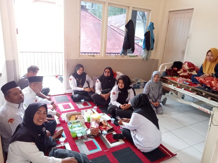 Tunjukkan Solidaritas, MTsN 2 Sungai Penuh Kunjungi Staf yang Sakit