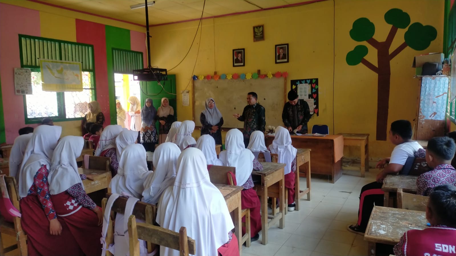 Guru MTsN 2 Sungai melakukan Sosialisasi ke Sekolah Dasar. 