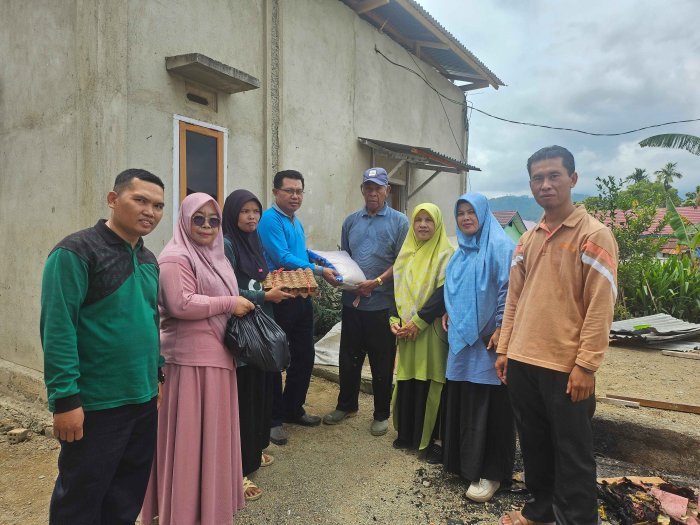 Peduli Sesama, MTsN 2 Sungai Penuh Berikan Bantuan kepada Warga Terdampak Puting Beliung