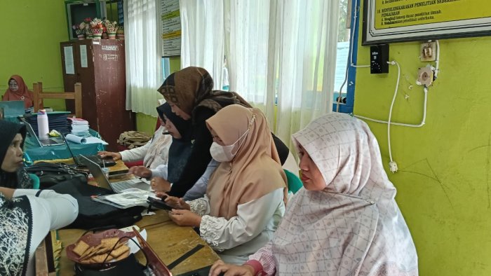 Guru MTsN 2 Sungai Penuh Menyusun Rapor RDM