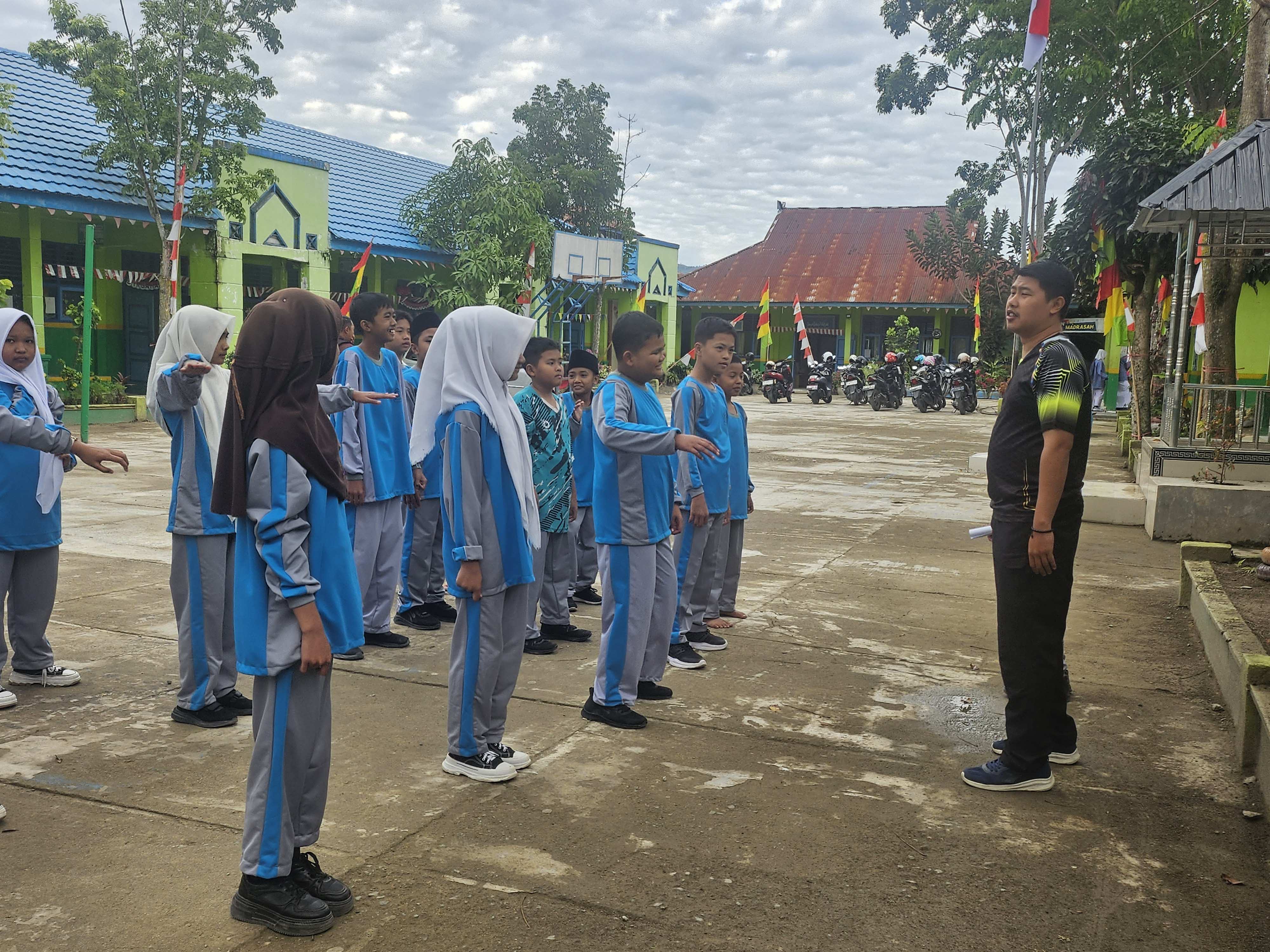 Siswa Kelas VII MTsN 2 Sungai Penuh Terapkan Aktivitas Kebugaran Melalui Olahraga Bersama