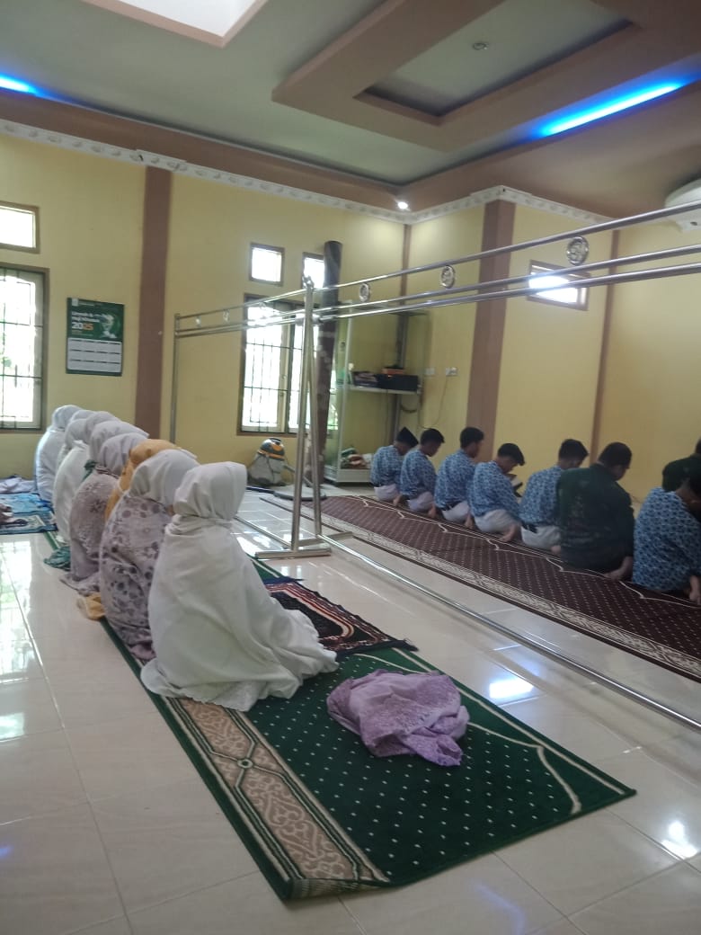 MTsN 2 Sungai Penuh Bangun Ukhuwah dan Spiritualitas dengan Sholat Dzuhur Berjamaah
