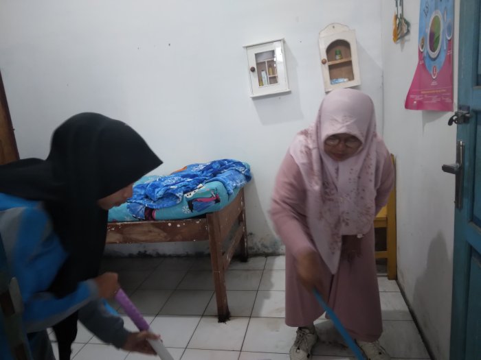 Implementasi Kurikulum Berbasis Cinta Lingkungan, MTsN 2 Sungai Penuh Gelar Gotong Royong Sabtu
