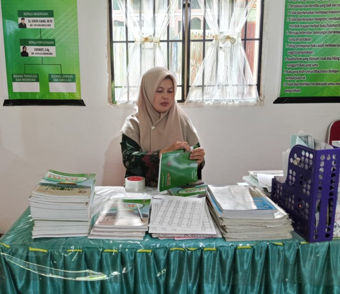 Perpustakaan Semakin Rapi! Kepala Pustaka MTsN 2 Sungai Penuh Lakukan Penataan Ulang Koleksi Buku