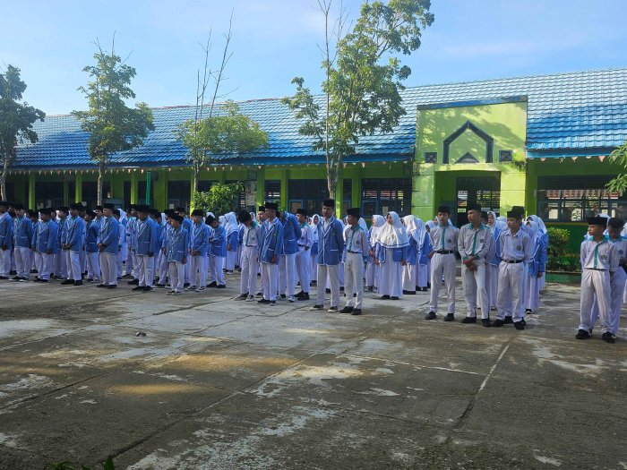 Upacara Bendera digelar, Kepala MTsN 2 Sungai Penuh Tekankan Pentingnya  Disiplin