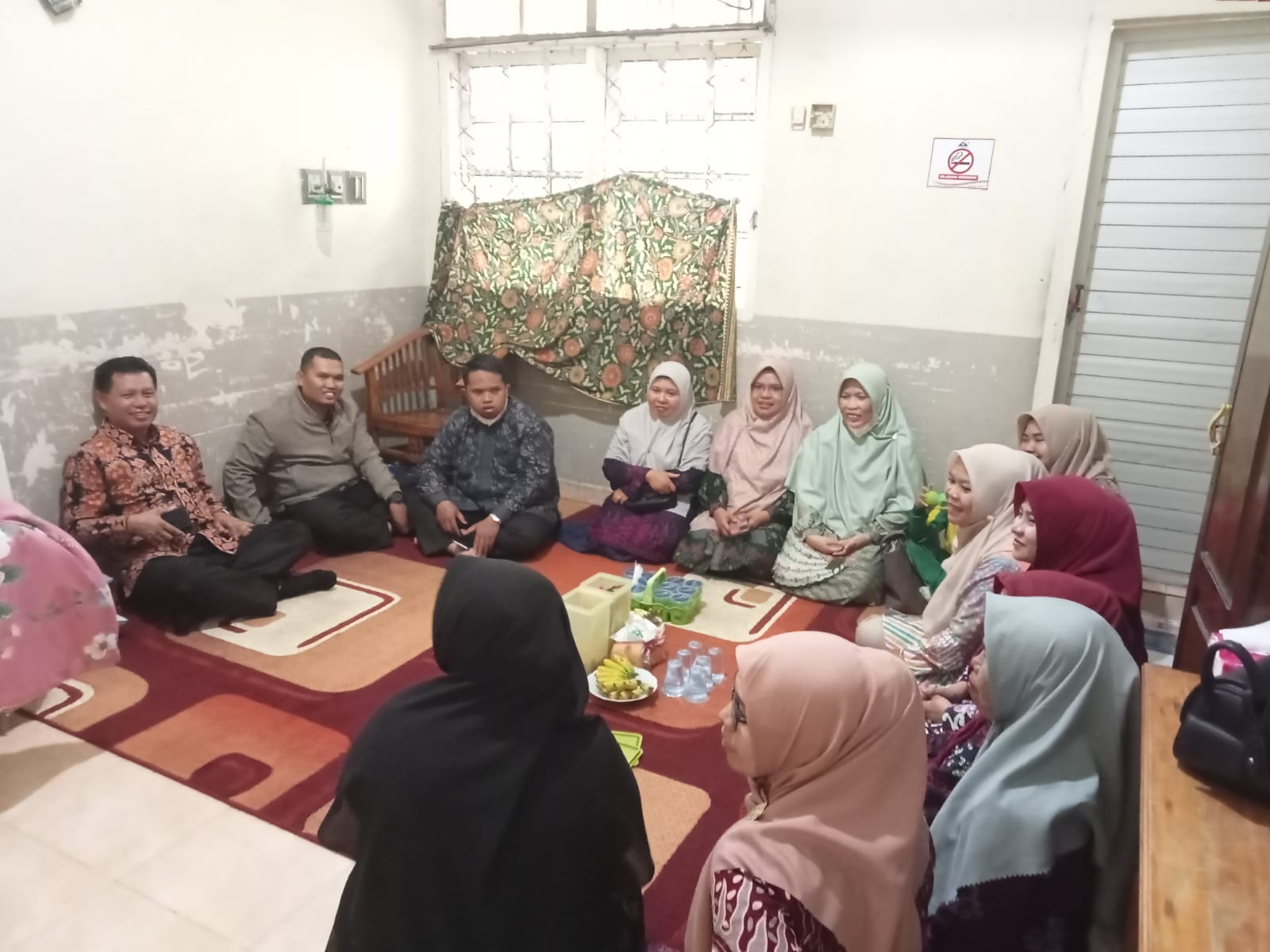 Keluarga Besar MTsN 2 Sungai Penuh Wujudkan solidaritas, Besuk anak guru di RSU Mayjen H.A. Thalib 
