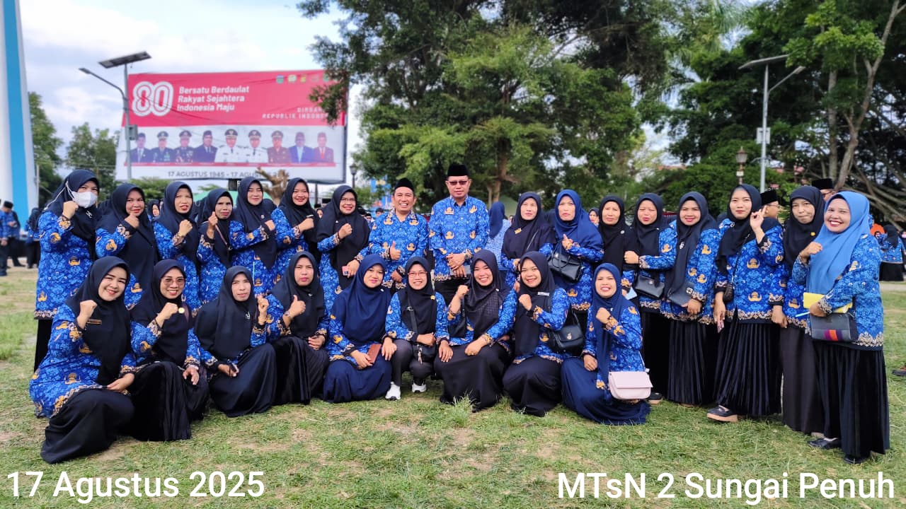 MTsN 2 Sungai Penuh Ikuti Upacara Penurunan Bendera Merah Putih di Lapangan Merdeka