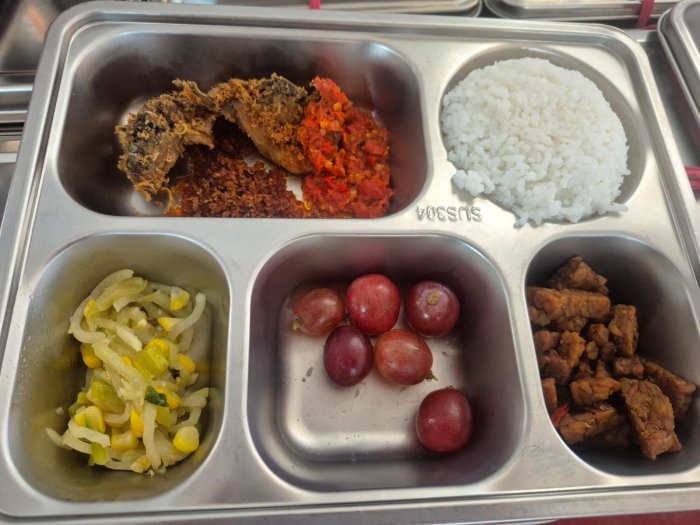 MBG Perdana Setelah Libur, Menu MBG di MTsN 2 Sungai Penuh: Ada Ayam Goreng dan Buah Anggur