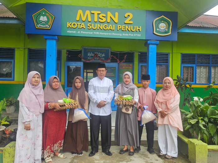 Berbagi dengan Sesama, MTsN 2 Sungai Penuh Salurkan Bantuan Program 3S (Segenggam Beras, Sebutir Telur, Seribu Rupiah)