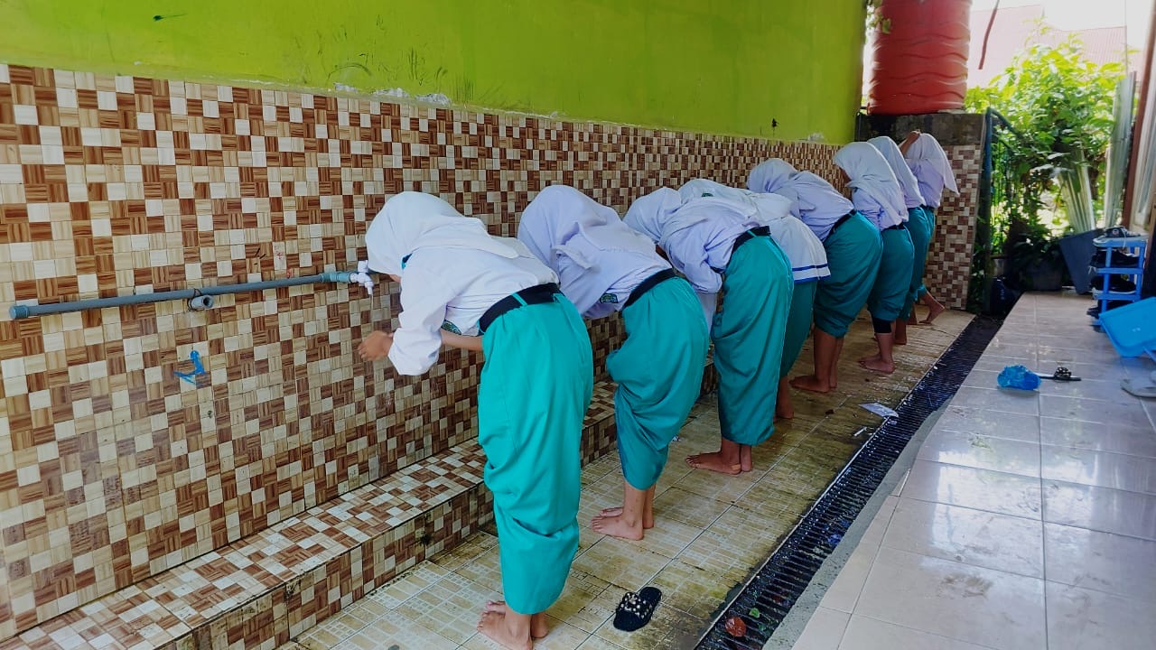  Siswa-siswi MTsN 2 Sungai Penuh MelaksanakanSholat Zuhur Berjamaâ€™ah.